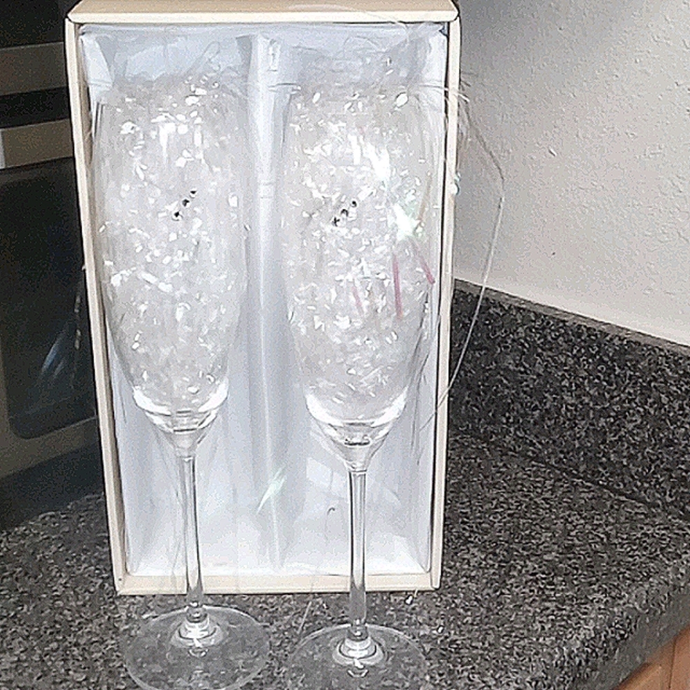 Set of 2 Oleg Cassini Tiara Toasting Flutes